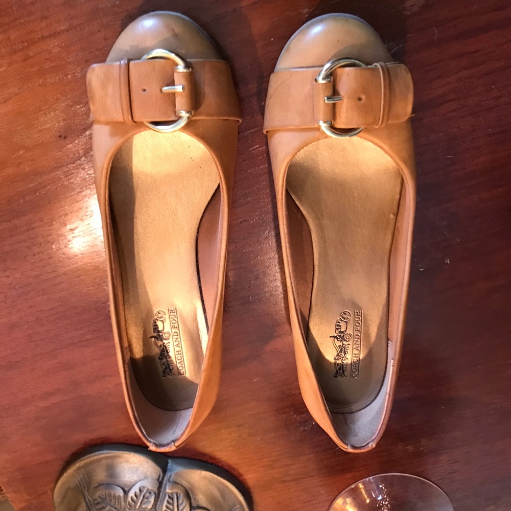 COACH AND FOUR TAN SLIGHT WEDGE SHOE